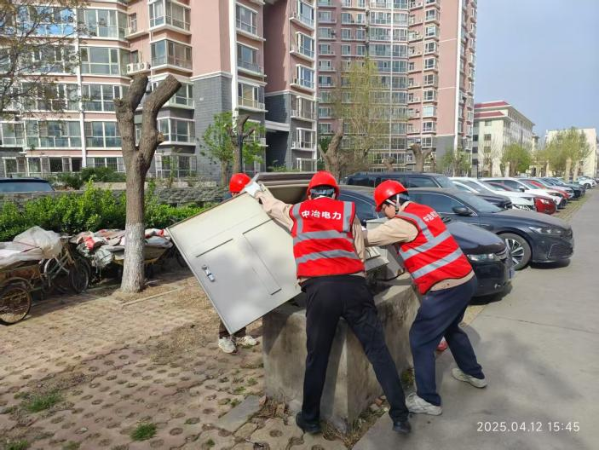 电力公司迎风护网查隐患安全工作照片